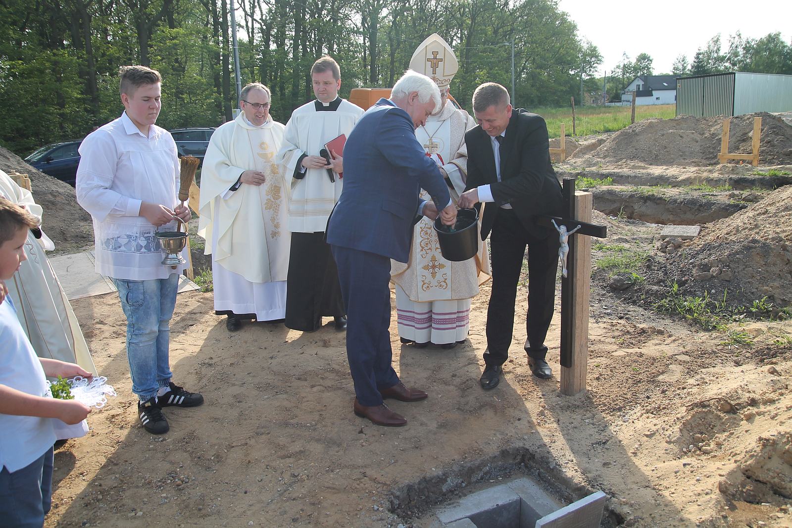 Poświęcenie kamienia węgielnego pod budowę kościoła