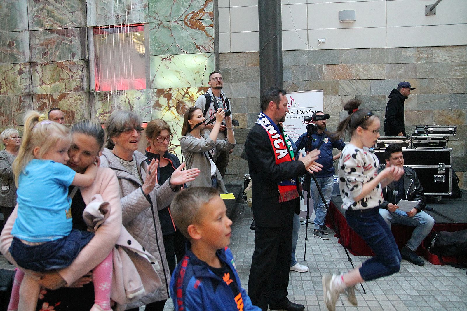 Madrygał i piłkarze Miedzi jednym głosem w Galerii Piastów