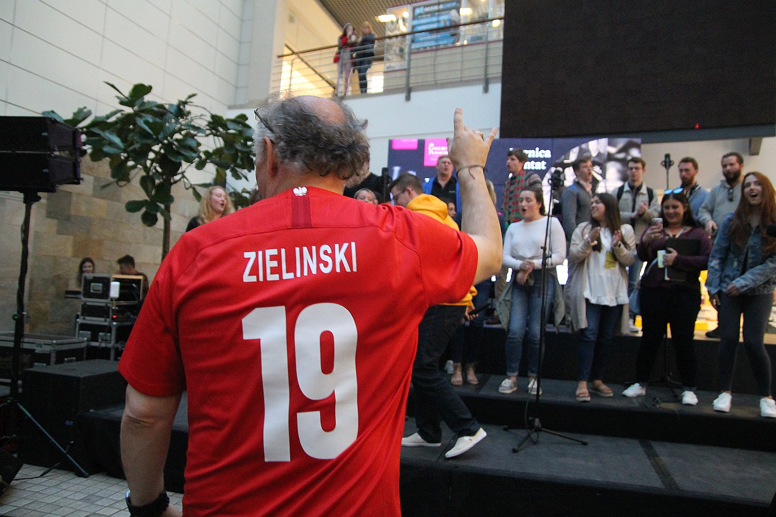 Madrygał i piłkarze Miedzi jednym głosem w Galerii Piastów