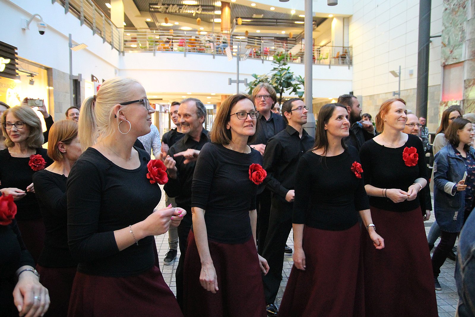Madrygał i piłkarze Miedzi jednym głosem w Galerii Piastów