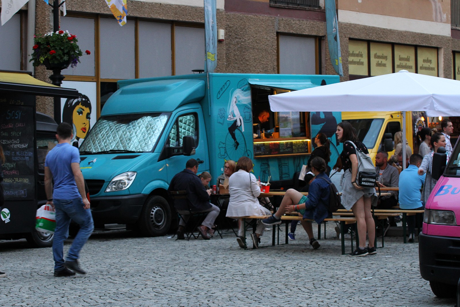 Miasteczko Food Trucków stanęło na rynku w Legnicy
