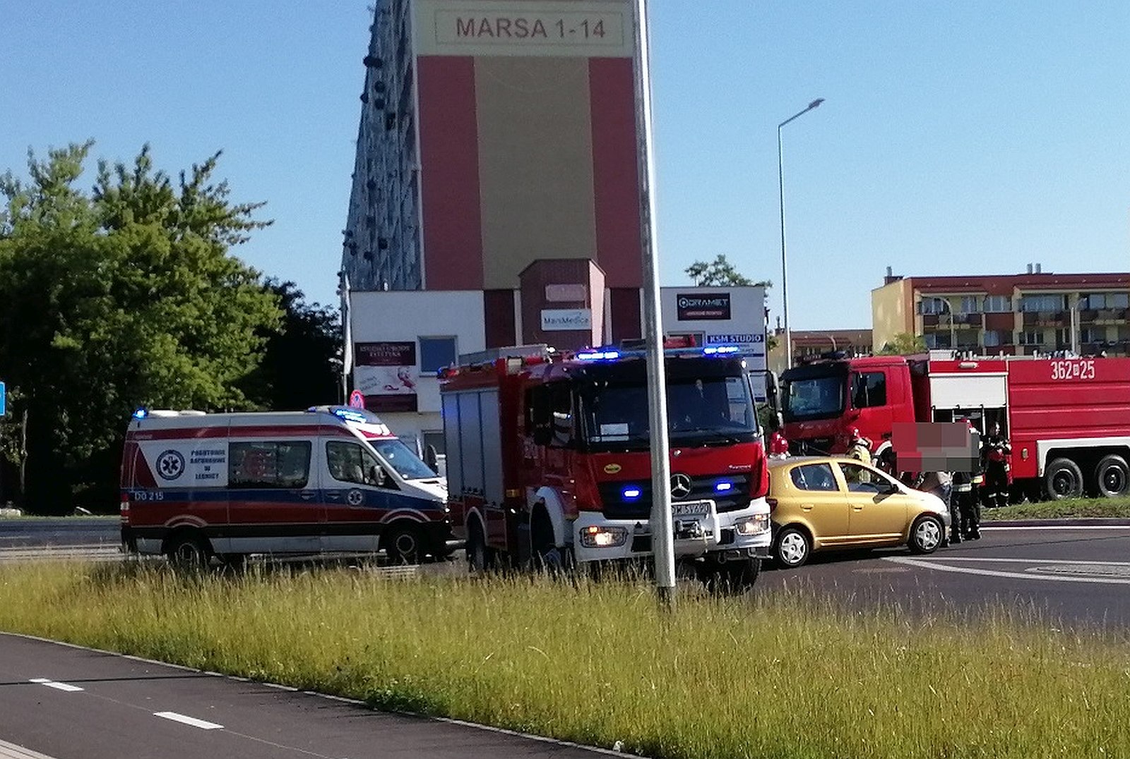 Kolizja dwóch aut na rondzie bł. ks. Jerzego Popiełuszki