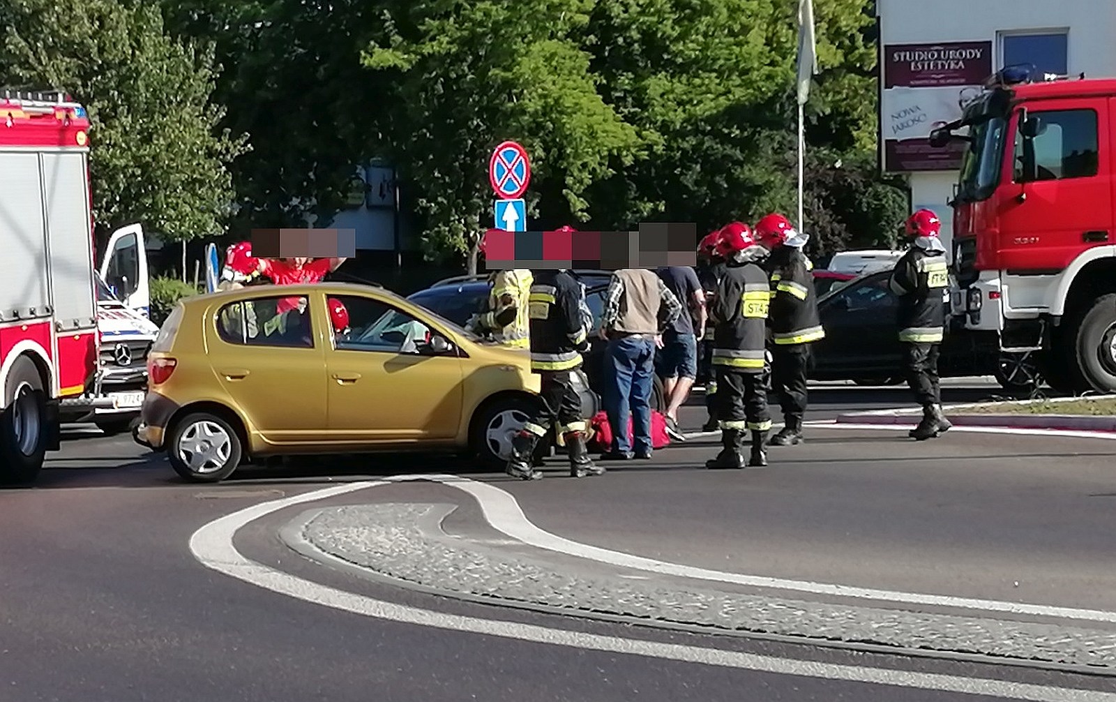 Kolizja dwóch aut na rondzie bł. ks. Jerzego Popiełuszki