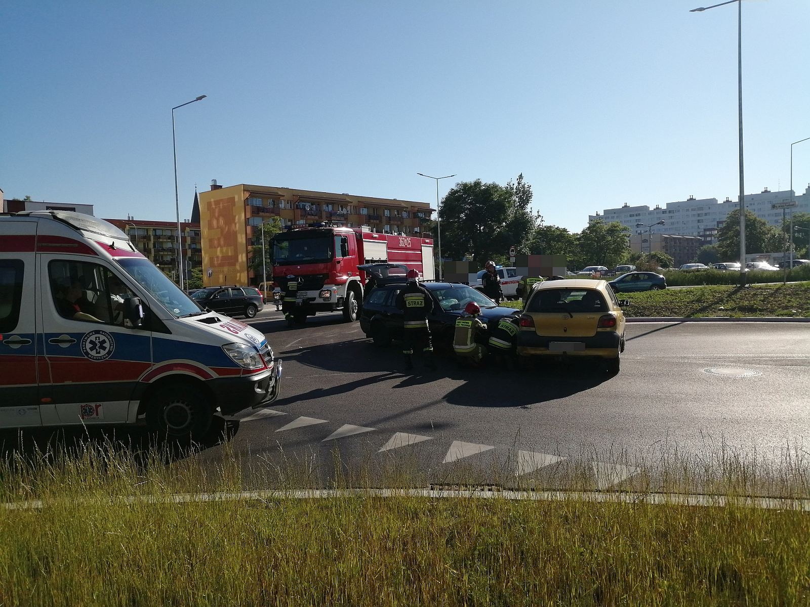 Kolizja dwóch aut na rondzie bł. ks. Jerzego Popiełuszki