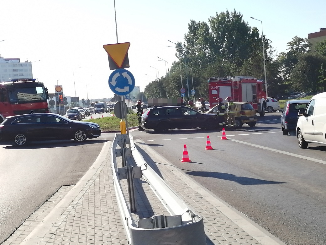 Kolizja dwóch aut na rondzie bł. ks. Jerzego Popiełuszki