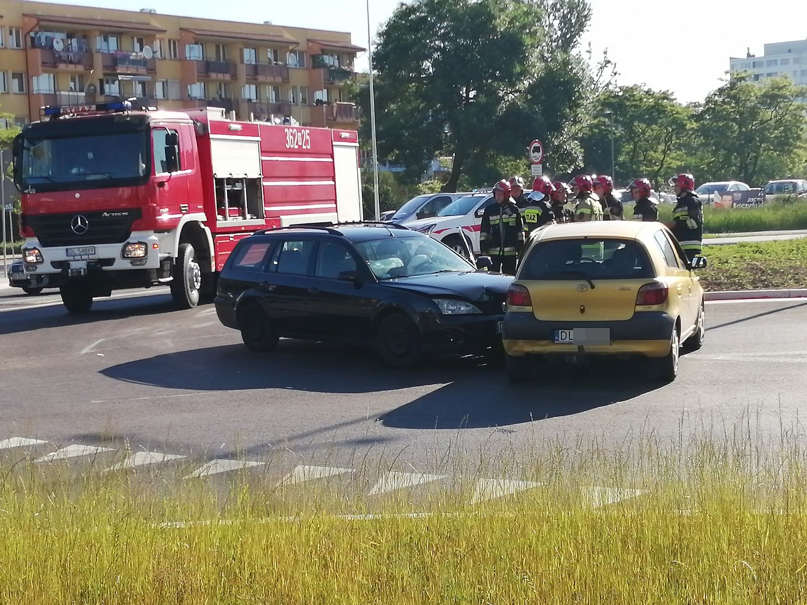 Kolizja dwóch aut na rondzie bł. ks. Jerzego Popiełuszki