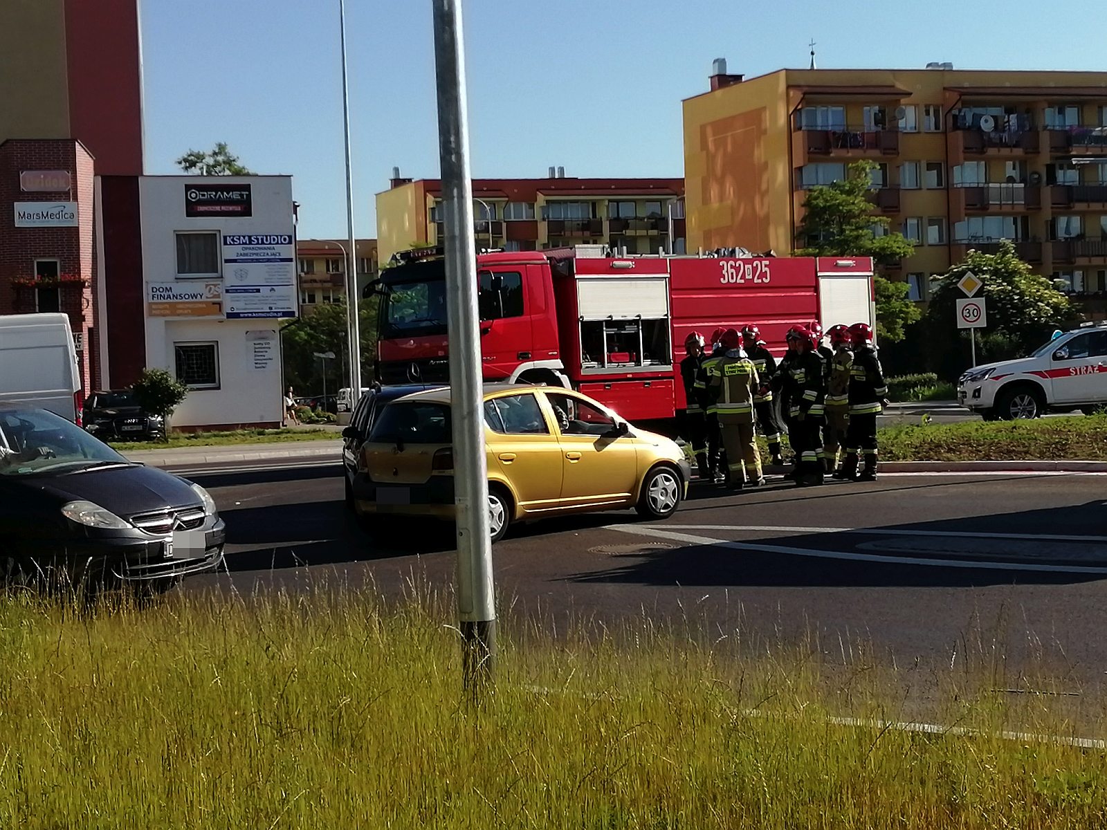 Kolizja dwóch aut na rondzie bł. ks. Jerzego Popiełuszki