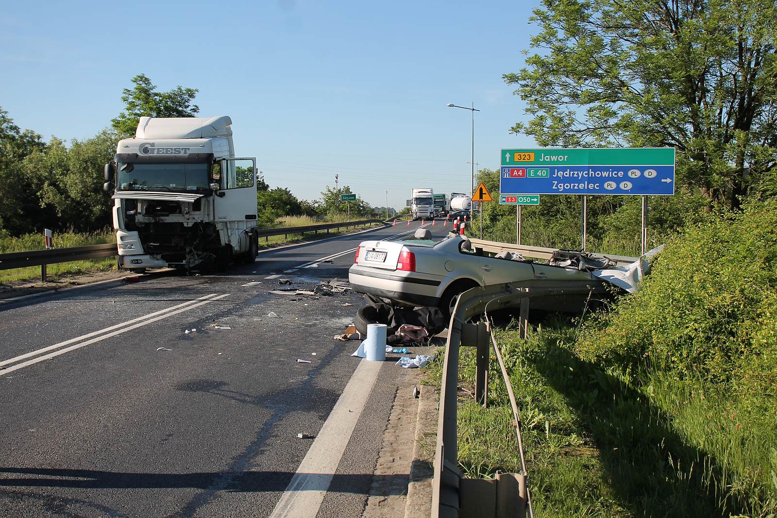 Zderzenie czołowe na ulicy Jaworzyńskiej. Jedna osoba ranna