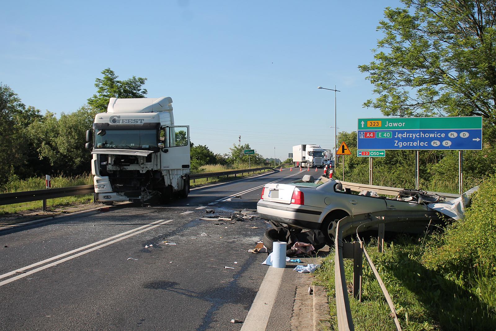 Zderzenie czołowe na ulicy Jaworzyńskiej. Jedna osoba ranna