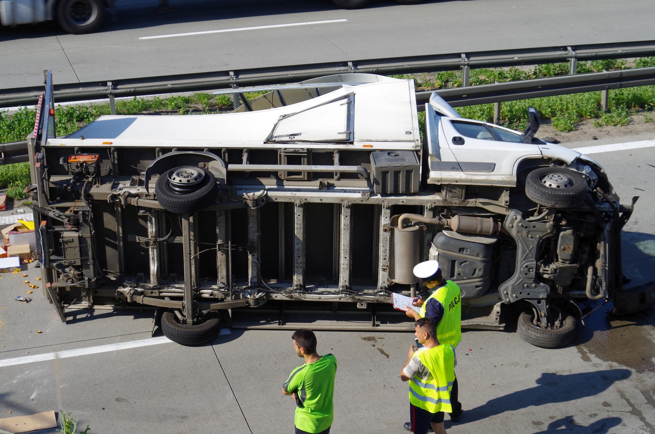 Na A4 przewrócił się bus. Jedna osoba ranna
