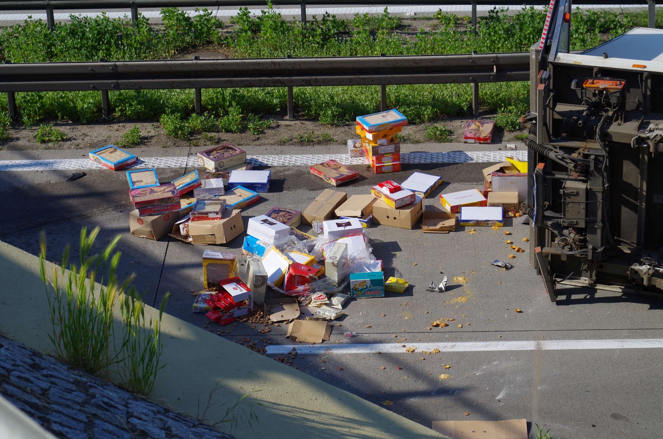 Na A4 przewrócił się bus. Jedna osoba ranna
