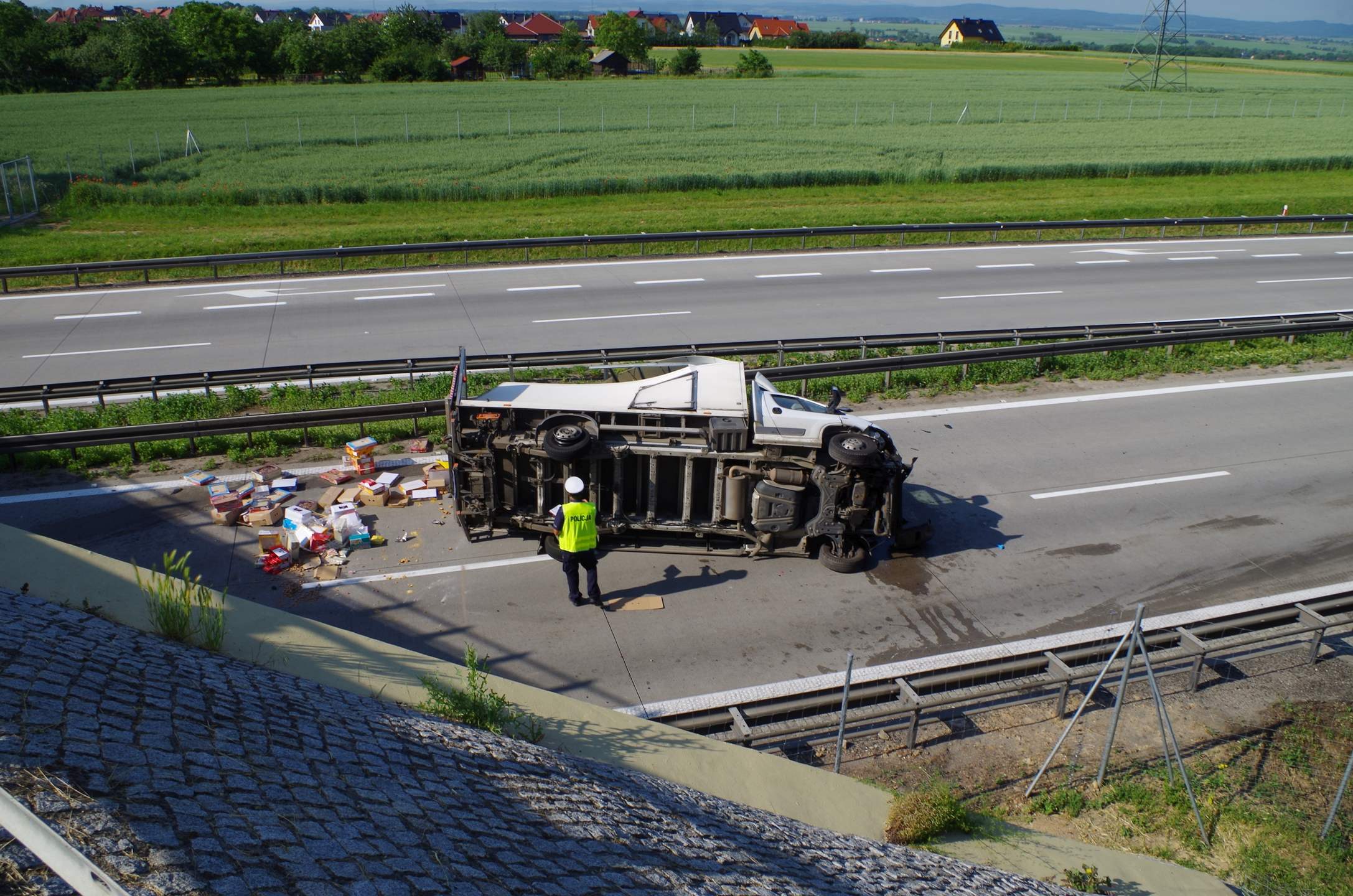 Na A4 przewrócił się bus. Jedna osoba ranna
