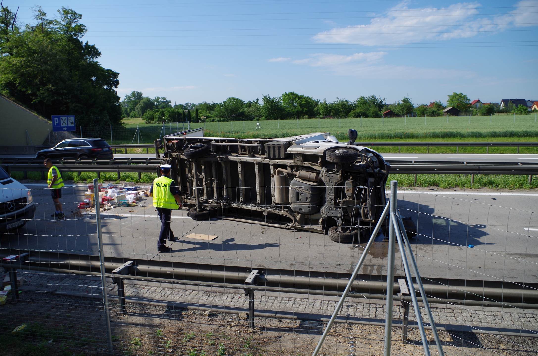 Na A4 przewrócił się bus. Jedna osoba ranna
