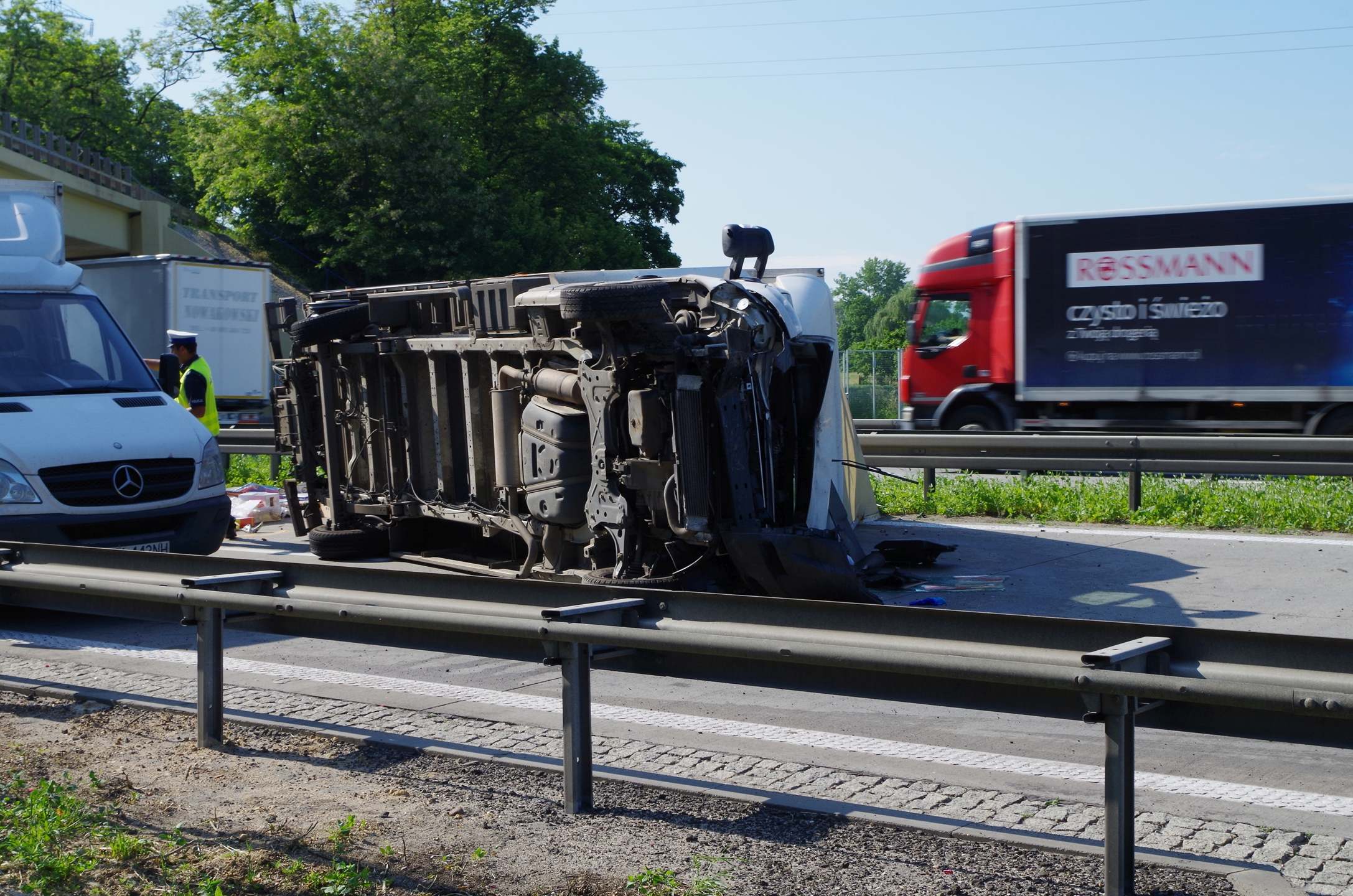 Na A4 przewrócił się bus. Jedna osoba ranna
