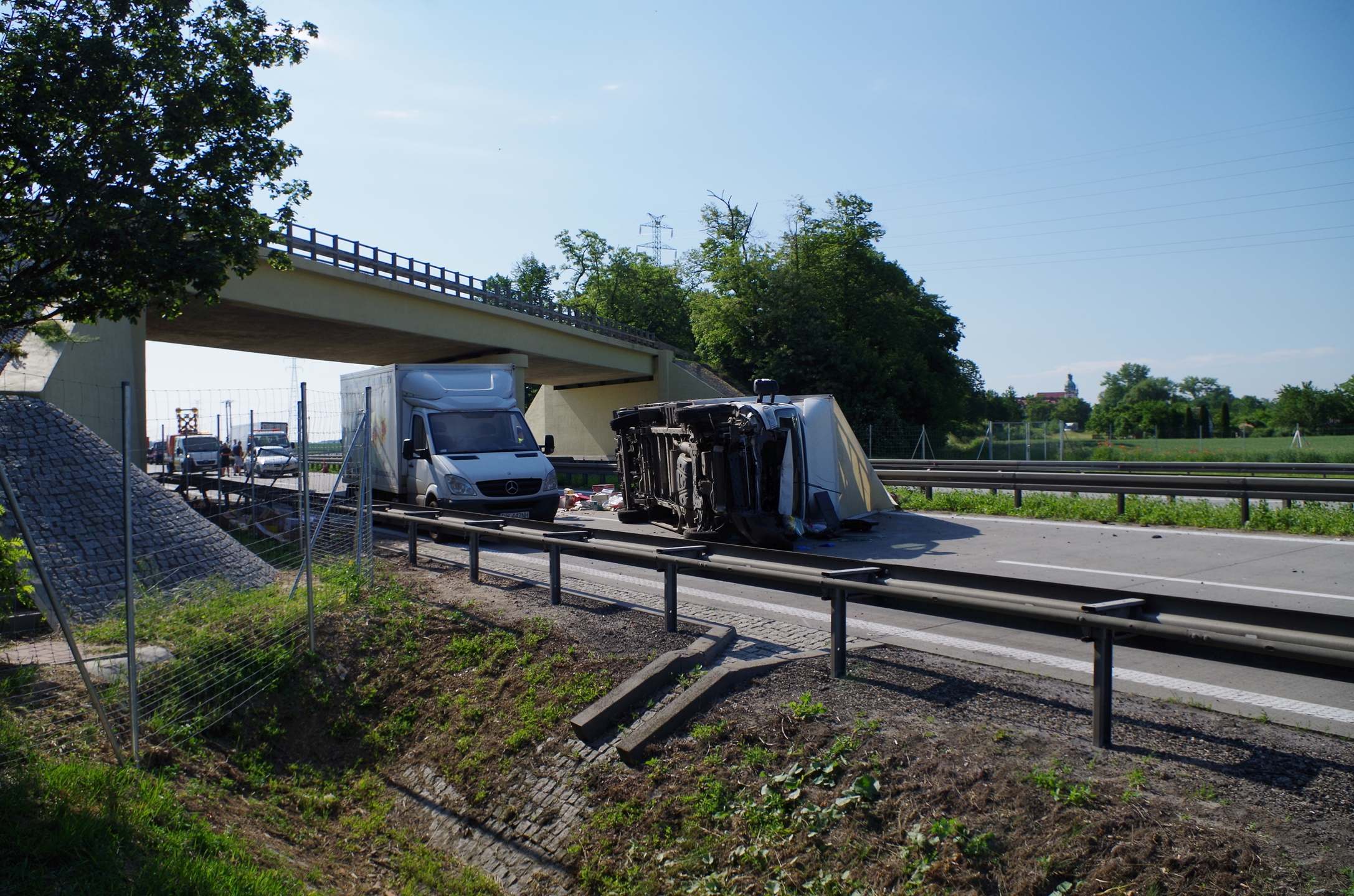 Na A4 przewrócił się bus. Jedna osoba ranna

