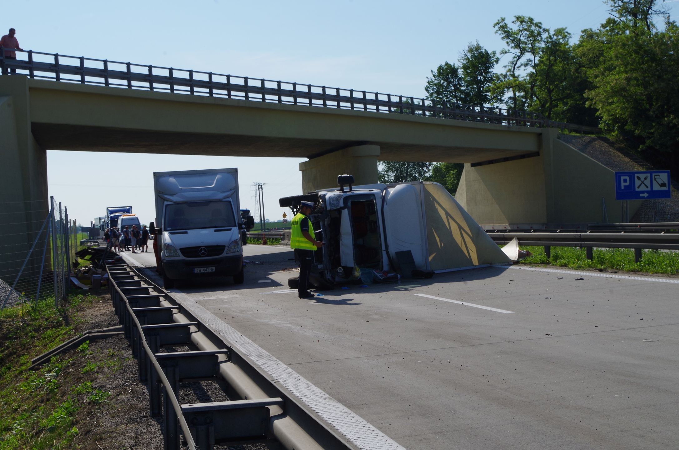 Na A4 przewrócił się bus. Jedna osoba ranna
