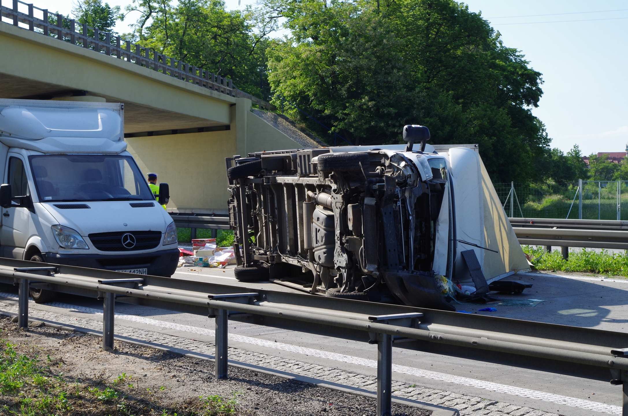 Na A4 przewrócił się bus. Jedna osoba ranna
