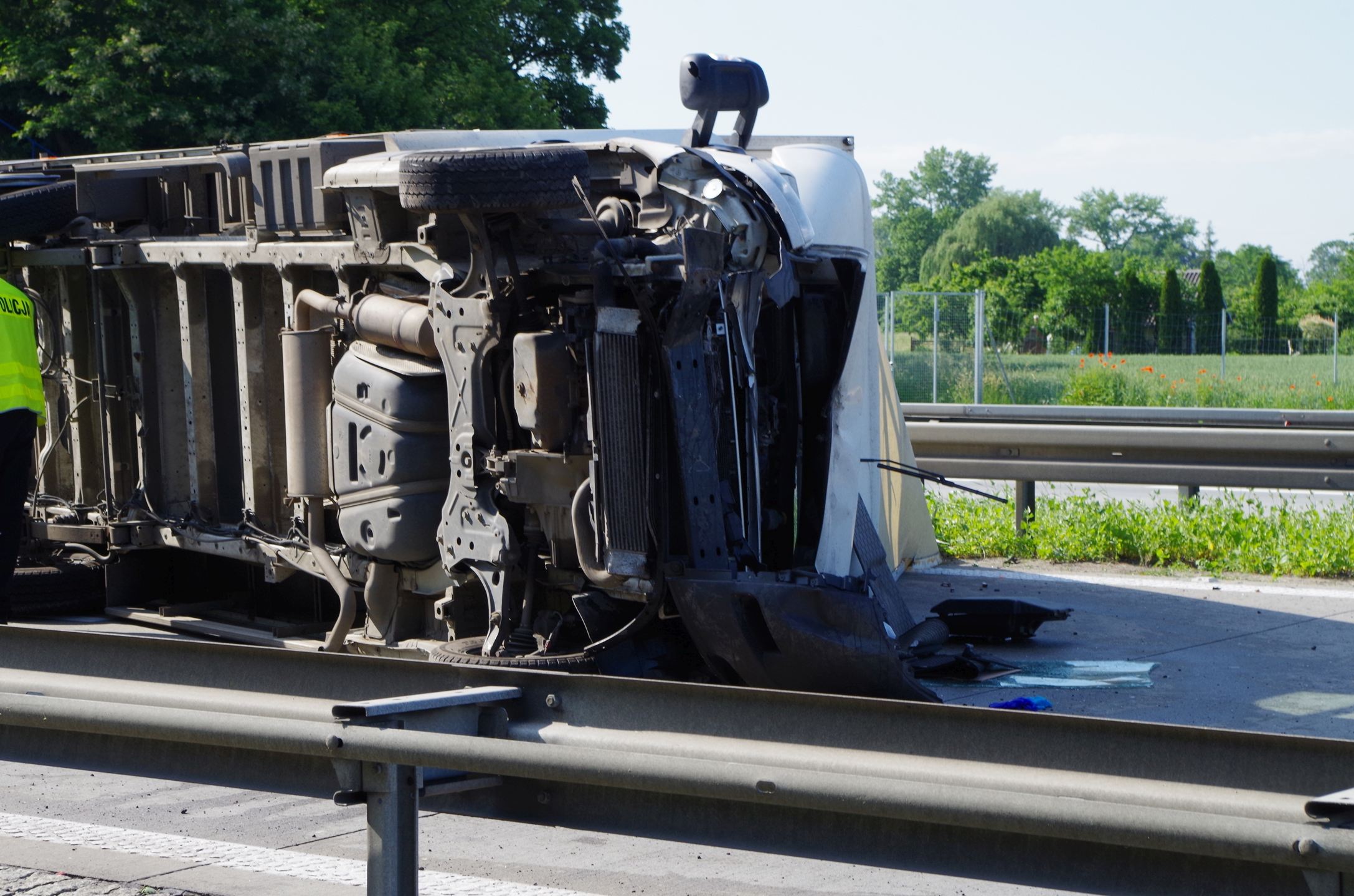 Na A4 przewrócił się bus. Jedna osoba ranna
