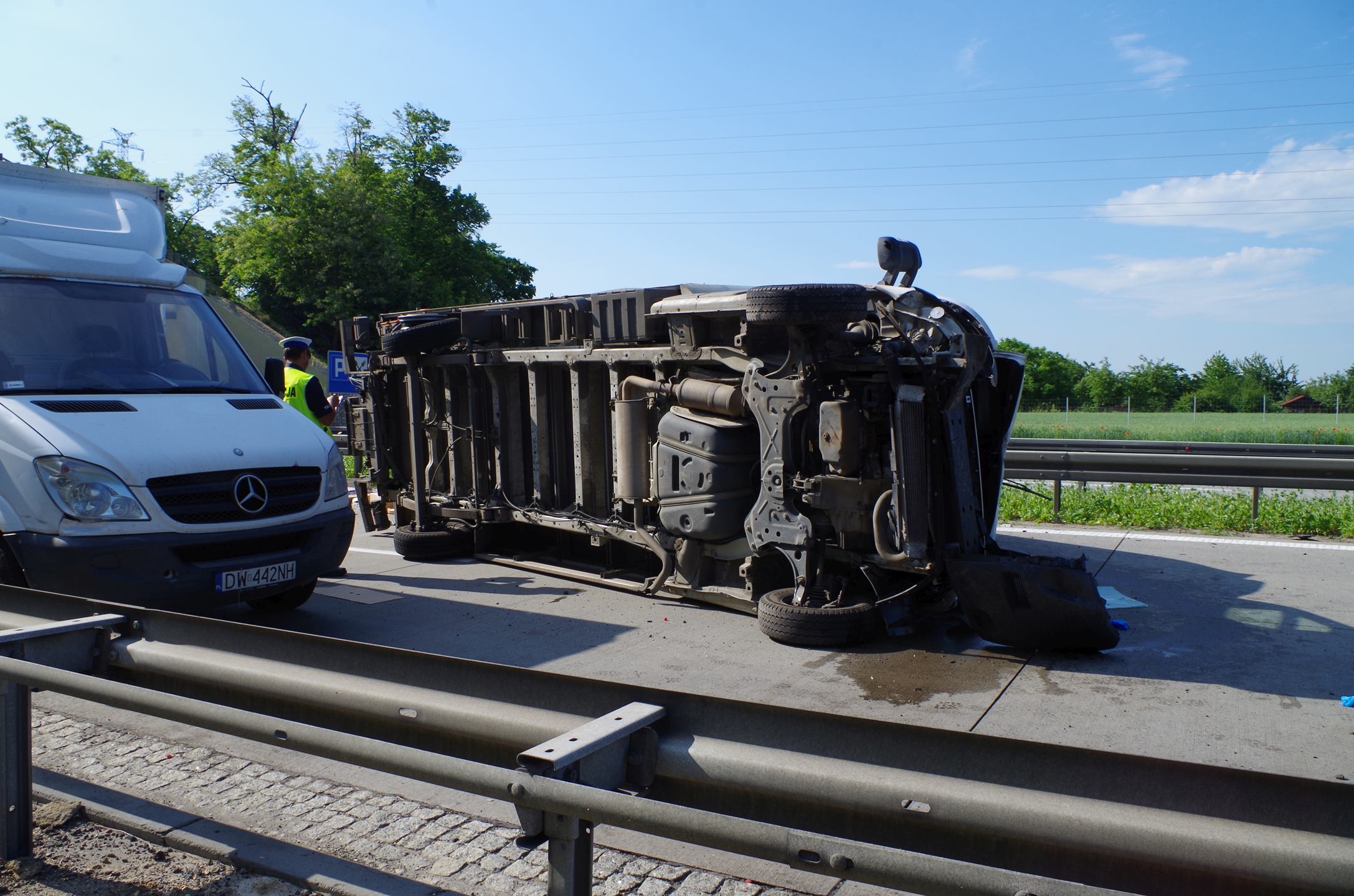Na A4 przewrócił się bus. Jedna osoba ranna
