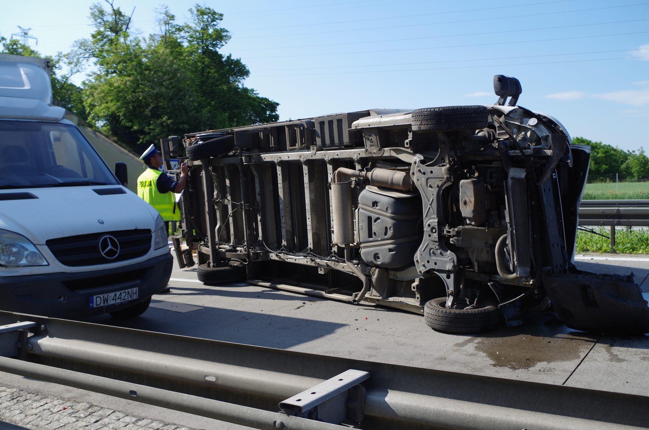 Na A4 przewrócił się bus. Jedna osoba ranna
