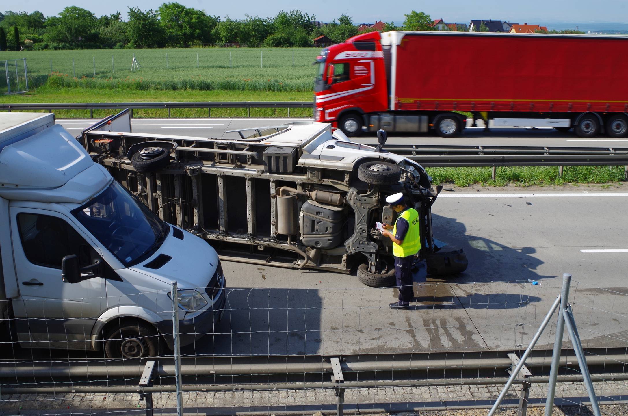 Na A4 przewrócił się bus. Jedna osoba ranna
