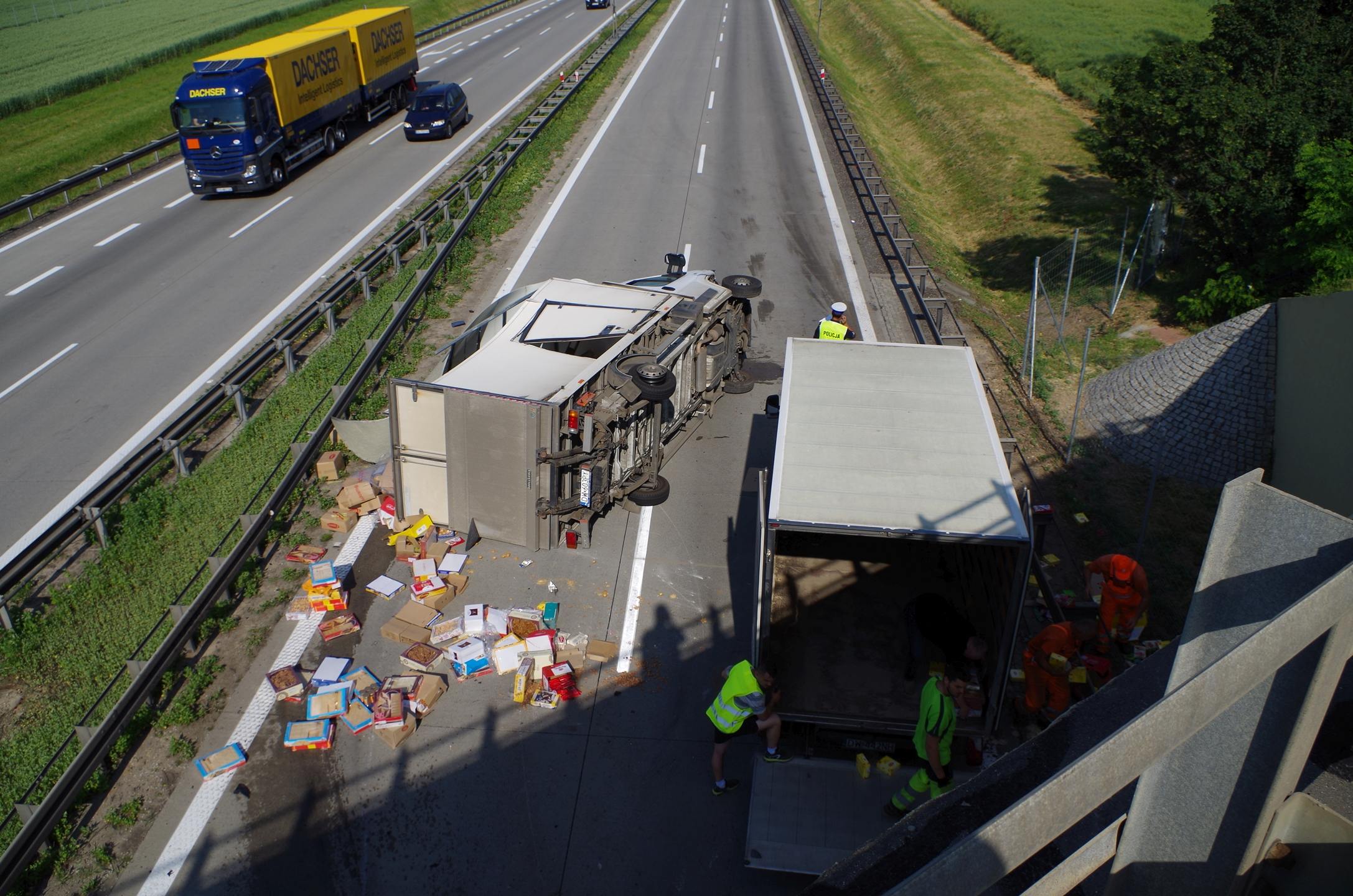 Na A4 przewrócił się bus. Jedna osoba ranna
