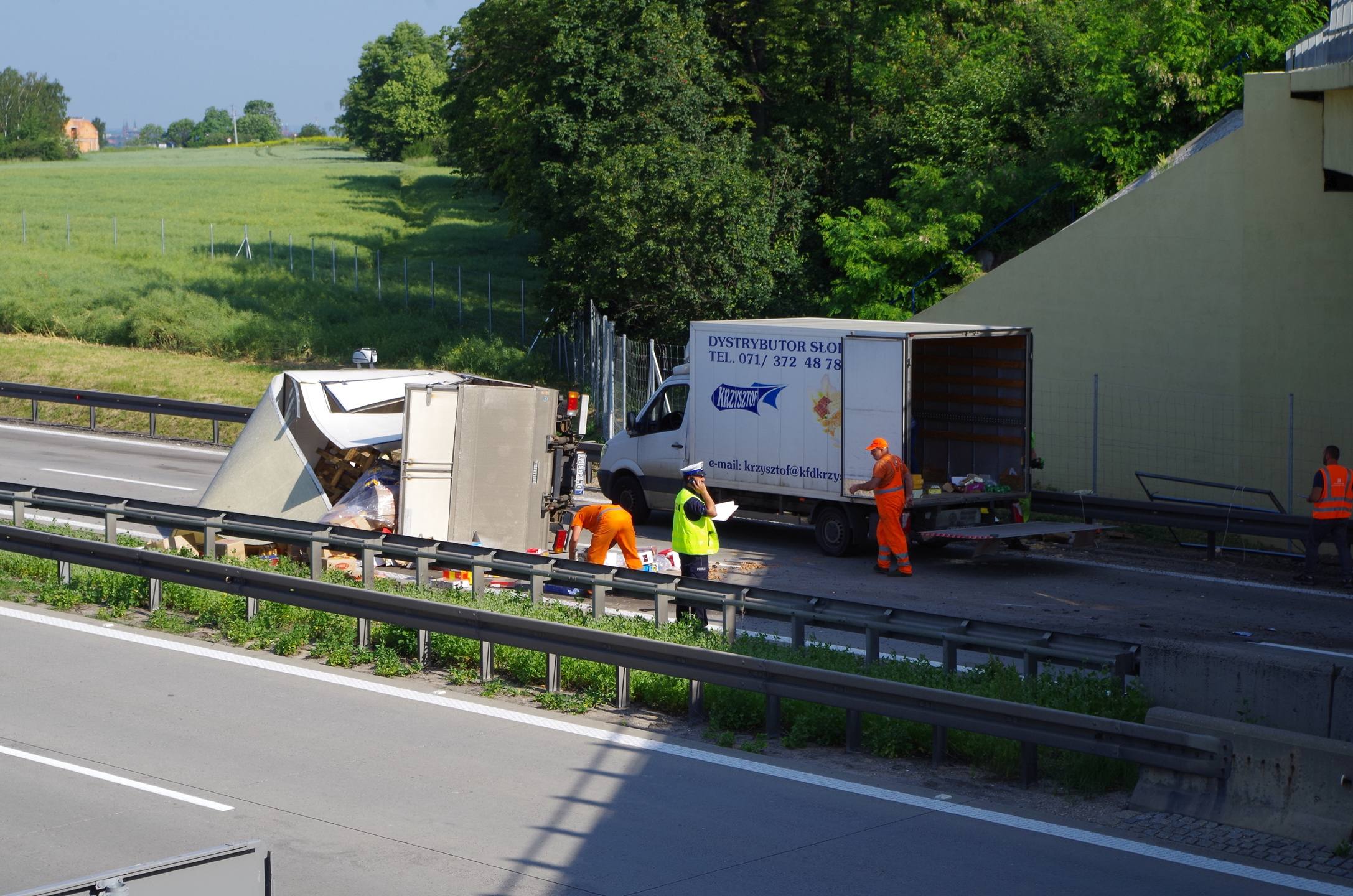 Na A4 przewrócił się bus. Jedna osoba ranna
