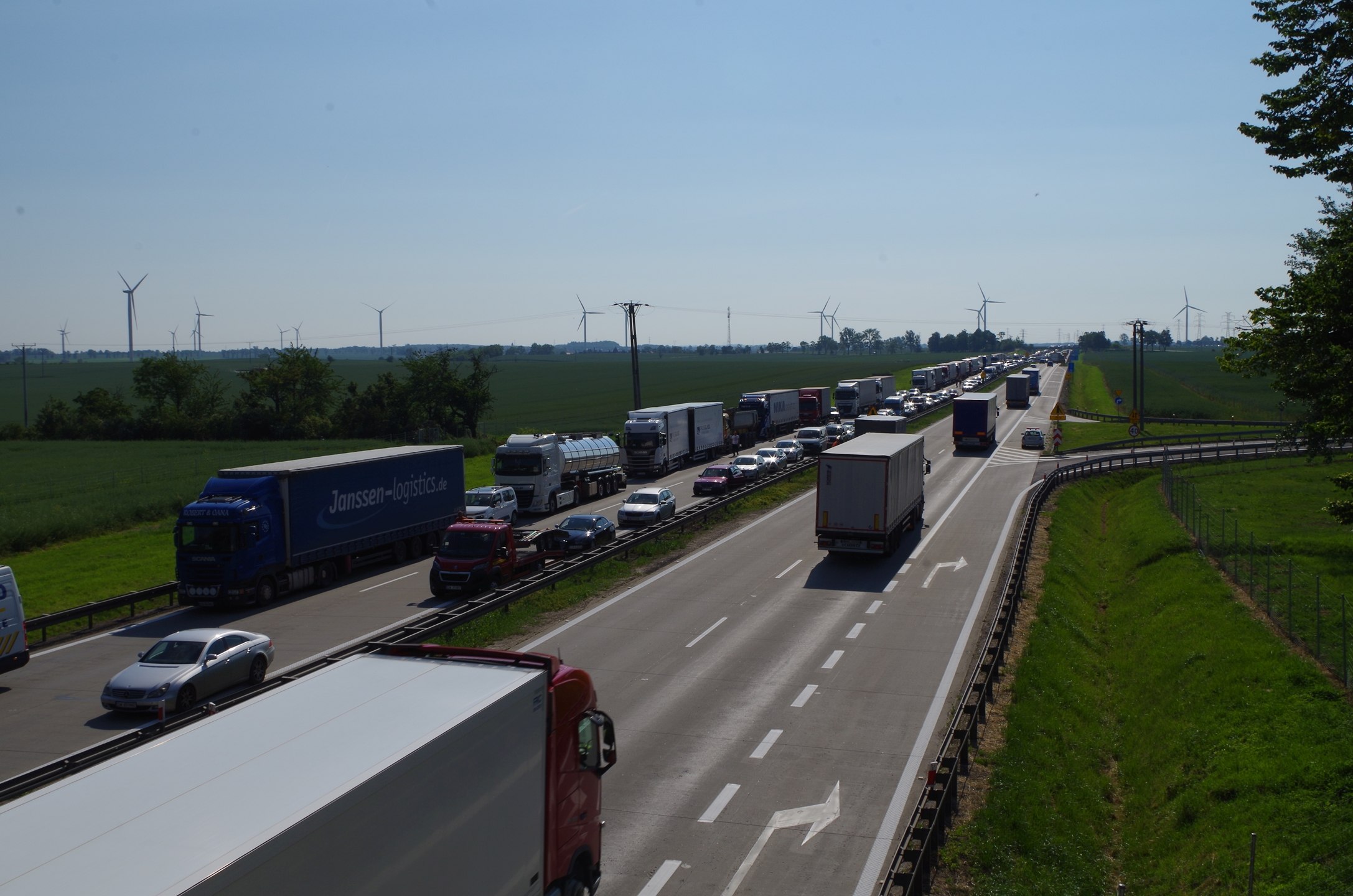Na A4 przewrócił się bus. Jedna osoba ranna
