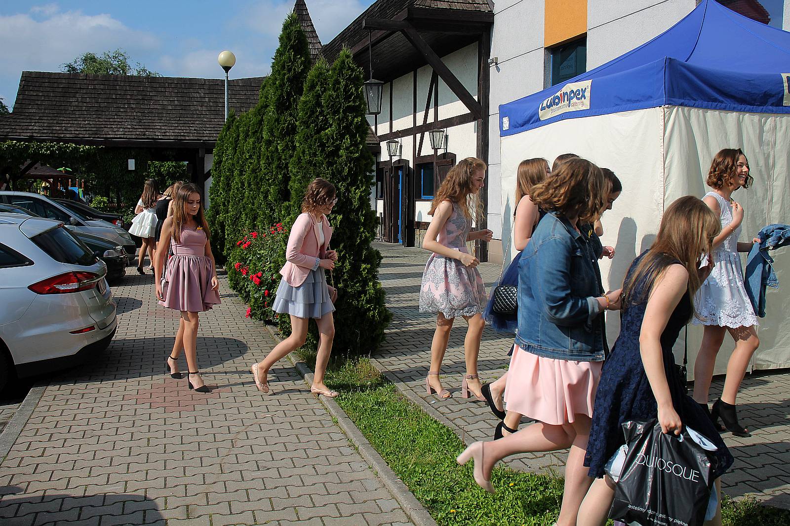 Polonez na rozpoczęcie balu ósmoklasisty uczniów SP 7