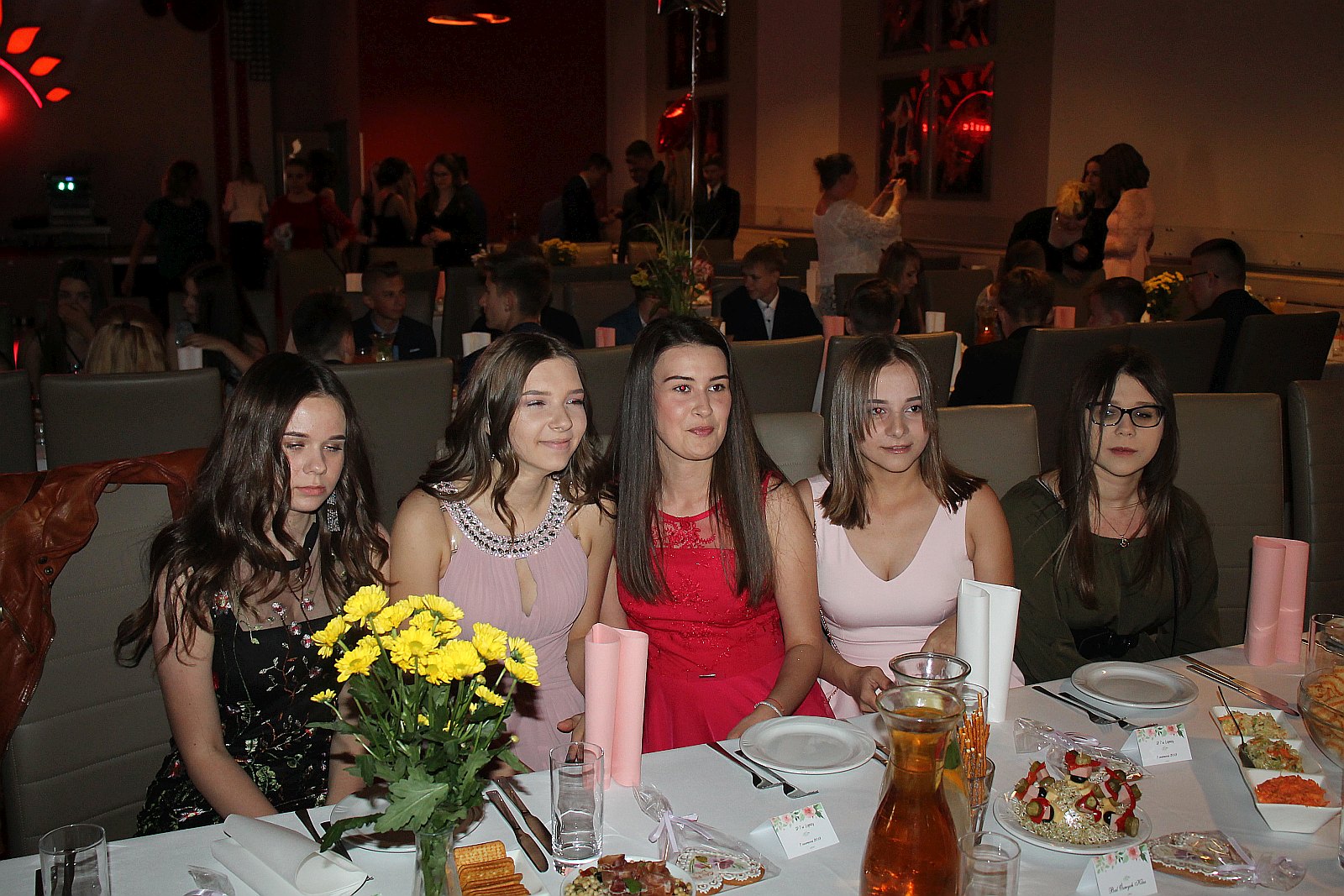 Polonez na rozpoczęcie balu ósmoklasisty uczniów SP 7
