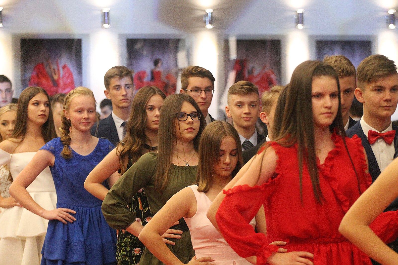 Polonez na rozpoczęcie balu ósmoklasisty uczniów SP 7