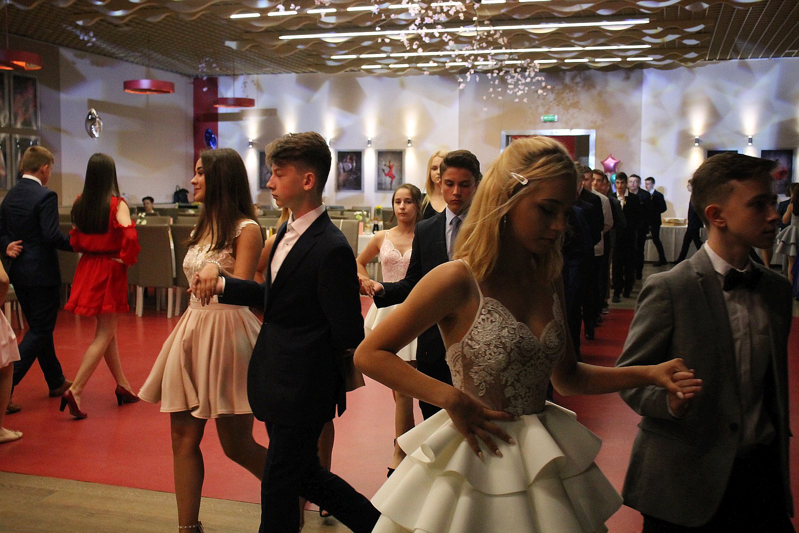 Polonez na rozpoczęcie balu ósmoklasisty uczniów SP 7