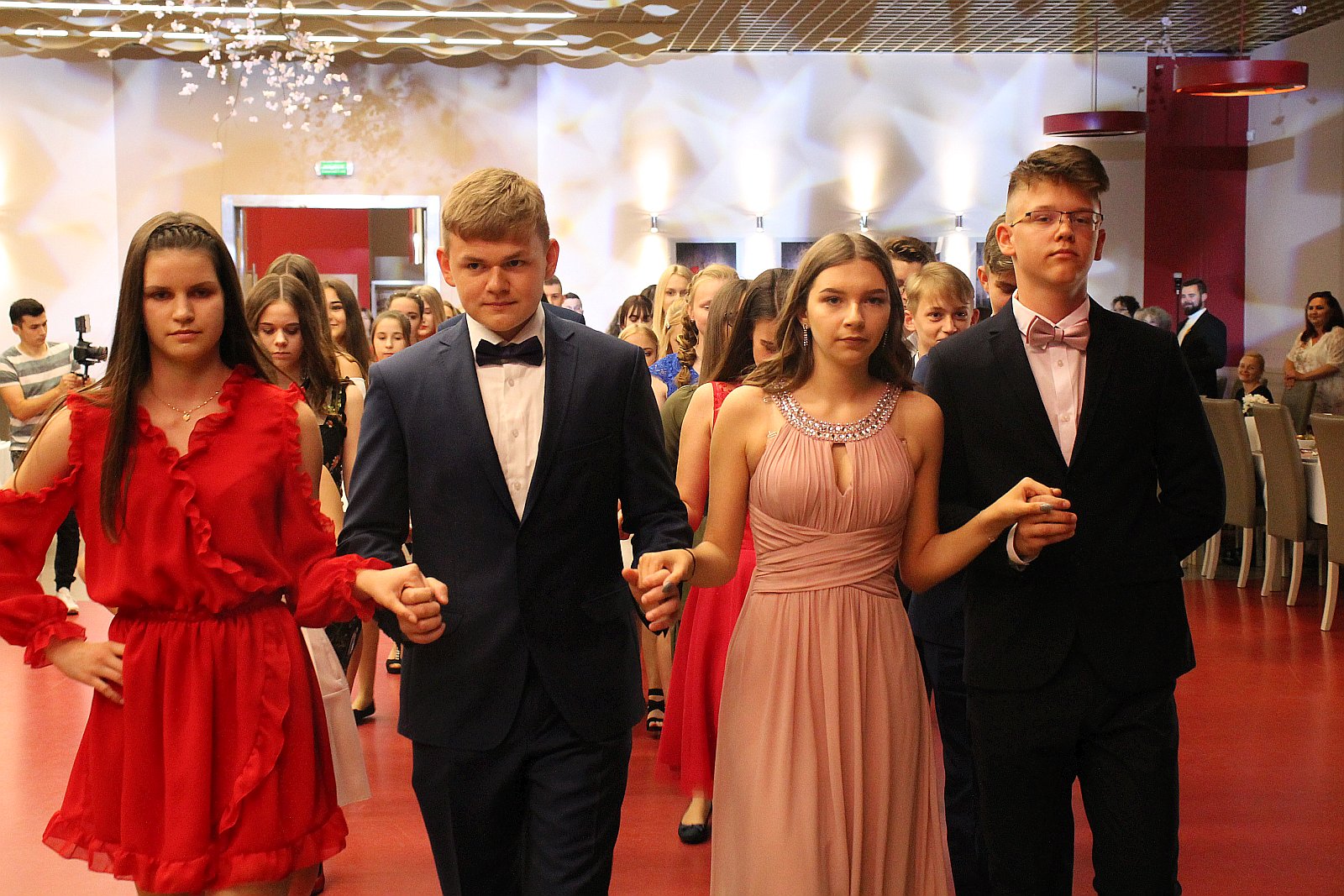 Polonez na rozpoczęcie balu ósmoklasisty uczniów SP 7