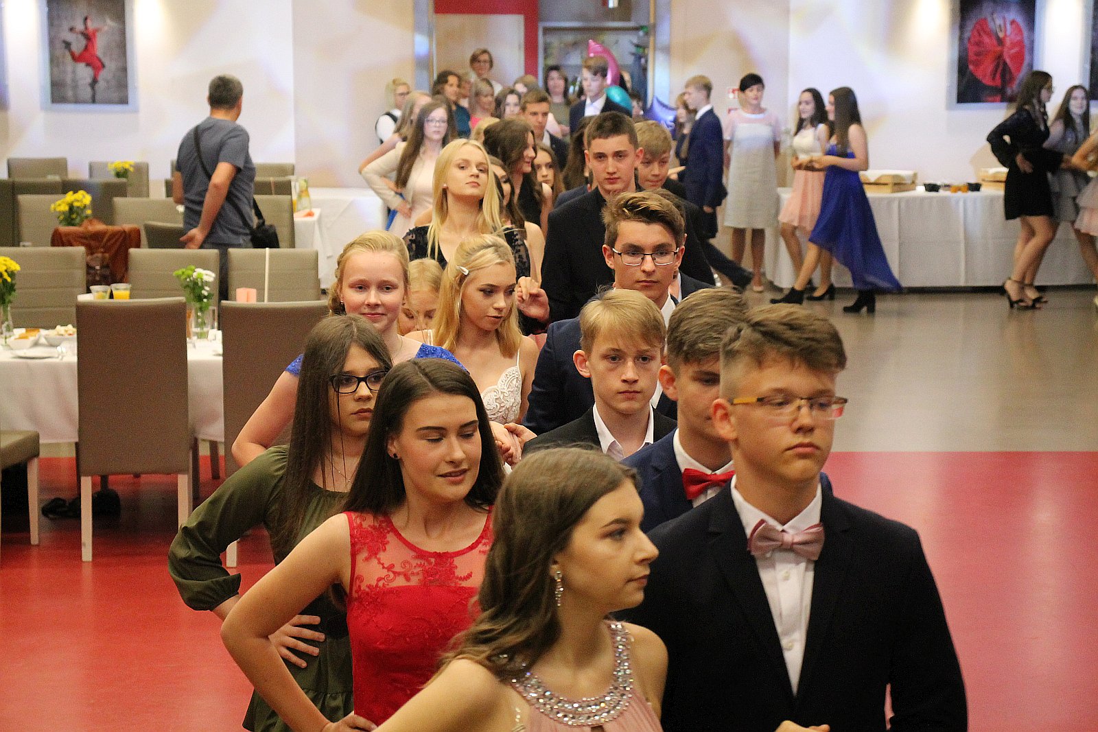 Polonez na rozpoczęcie balu ósmoklasisty uczniów SP 7