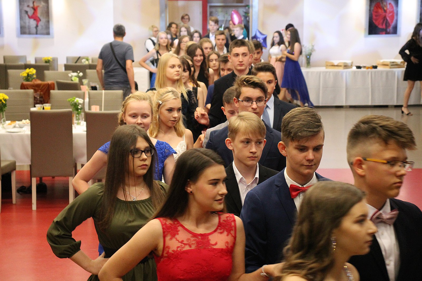 Polonez na rozpoczęcie balu ósmoklasisty uczniów SP 7