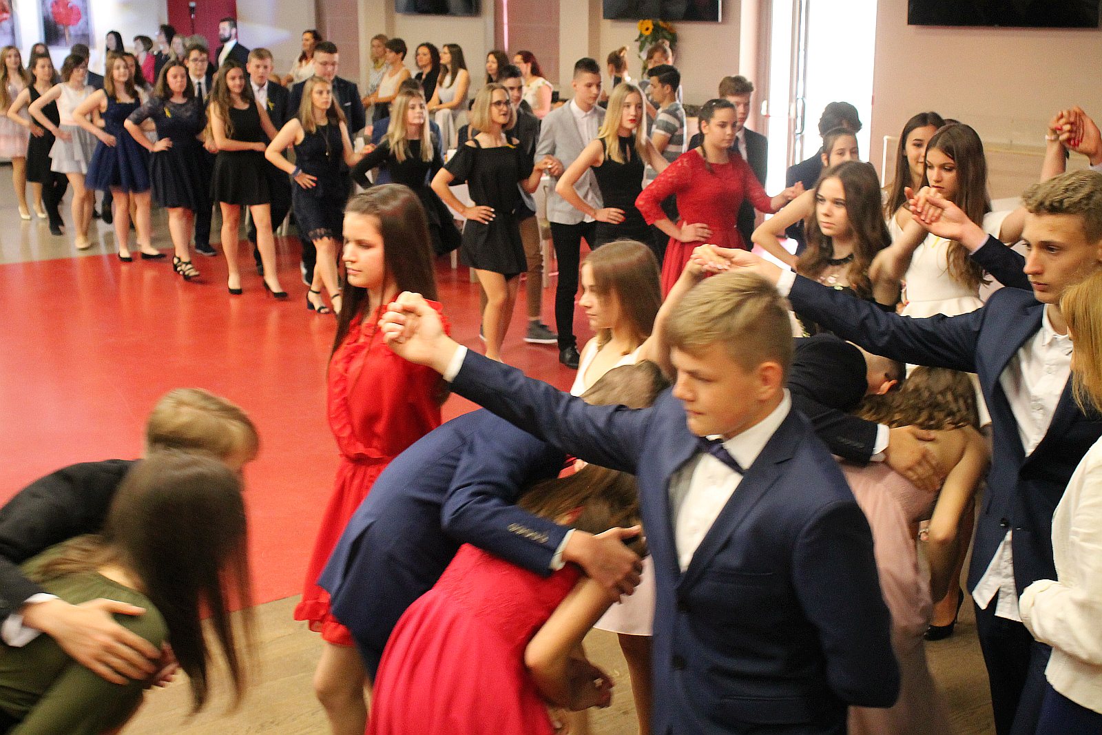 Polonez na rozpoczęcie balu ósmoklasisty uczniów SP 7