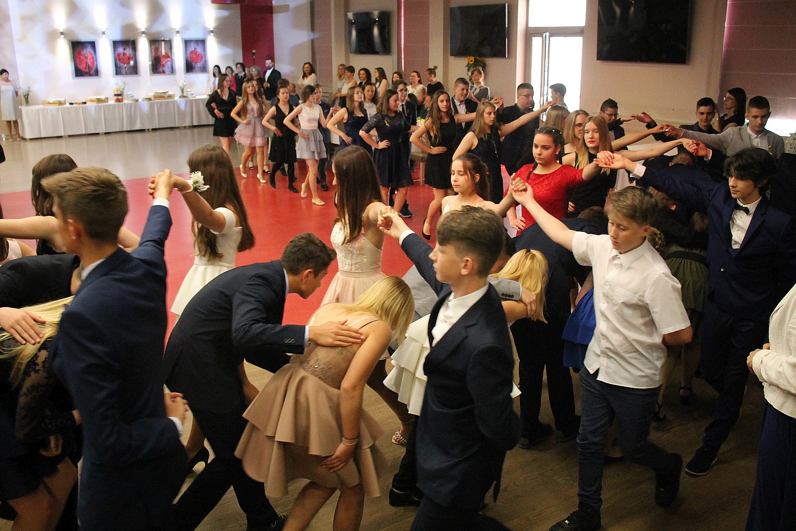 Polonez na rozpoczęcie balu ósmoklasisty uczniów SP 7