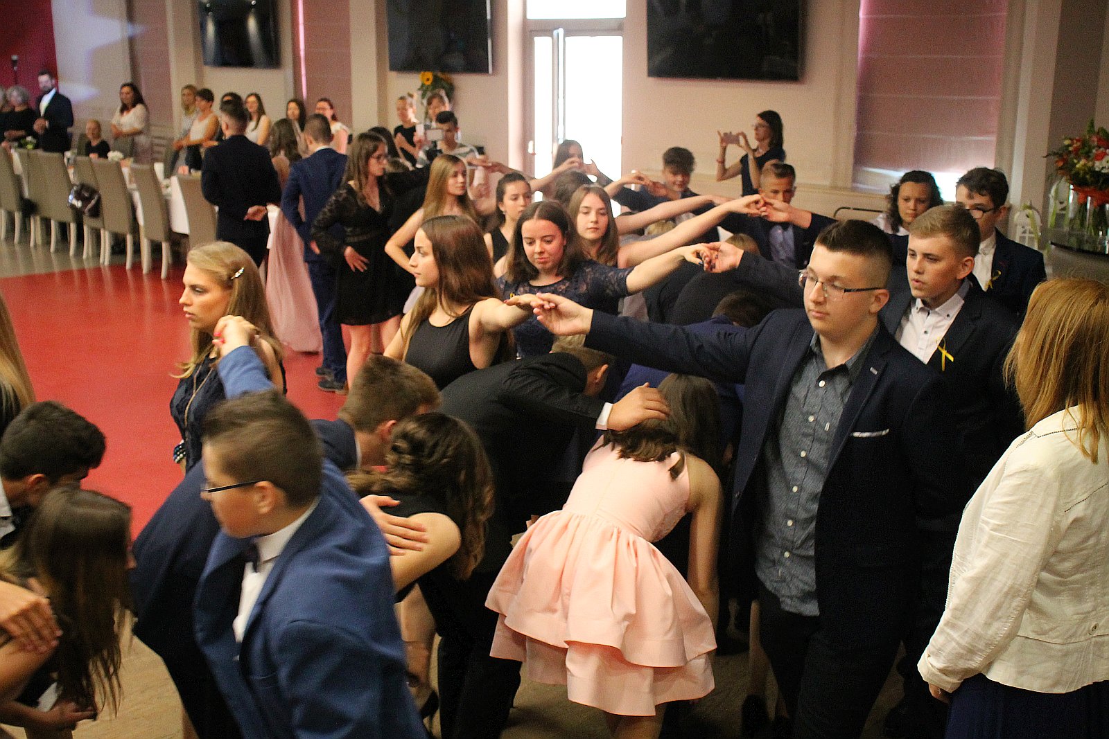Polonez na rozpoczęcie balu ósmoklasisty uczniów SP 7