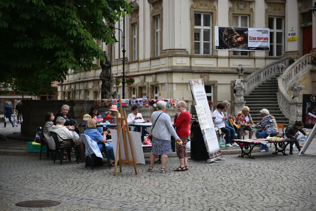 Dziewiarki pokazały w centrum jak zrywać z plastikiem