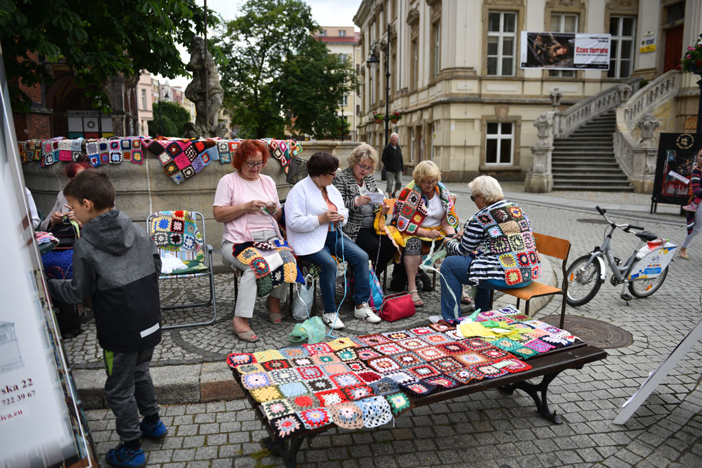 Dziewiarki pokazały w centrum jak zrywać z plastikiem