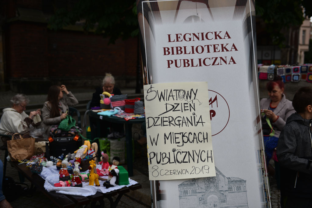Dziewiarki pokazały w centrum jak zrywać z plastikiem