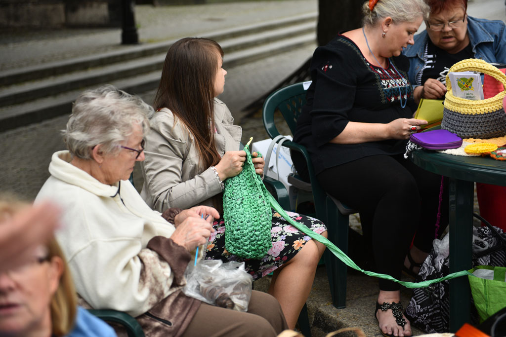 Dziewiarki pokazały w centrum jak zrywać z plastikiem