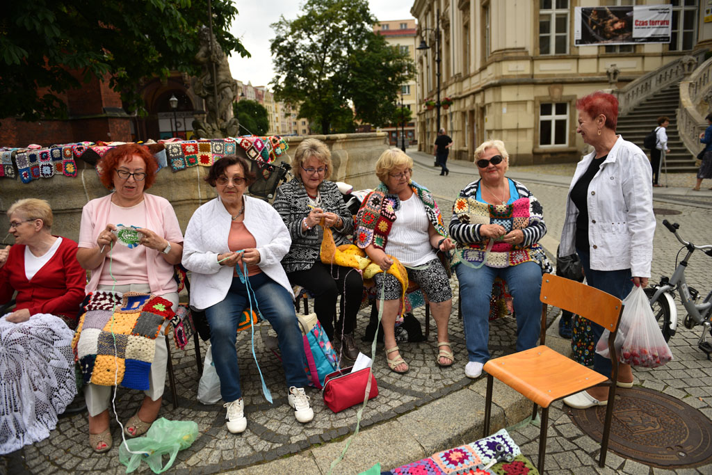 Dziewiarki pokazały w centrum jak zrywać z plastikiem