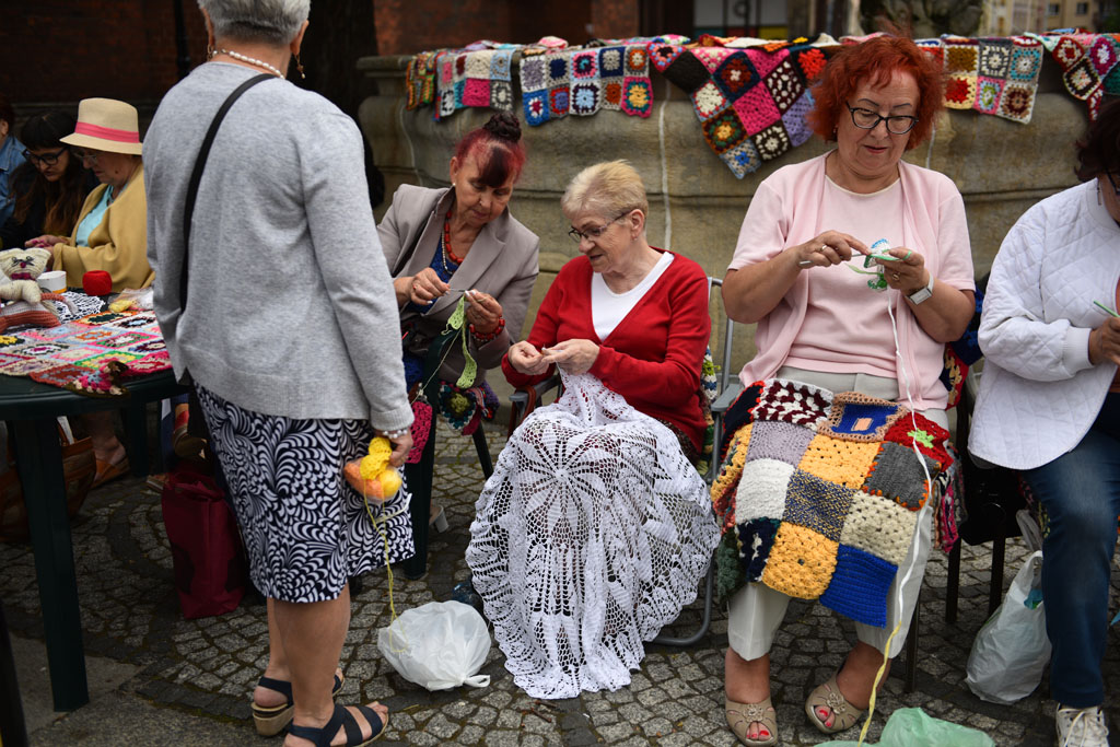 Dziewiarki pokazały w centrum jak zrywać z plastikiem