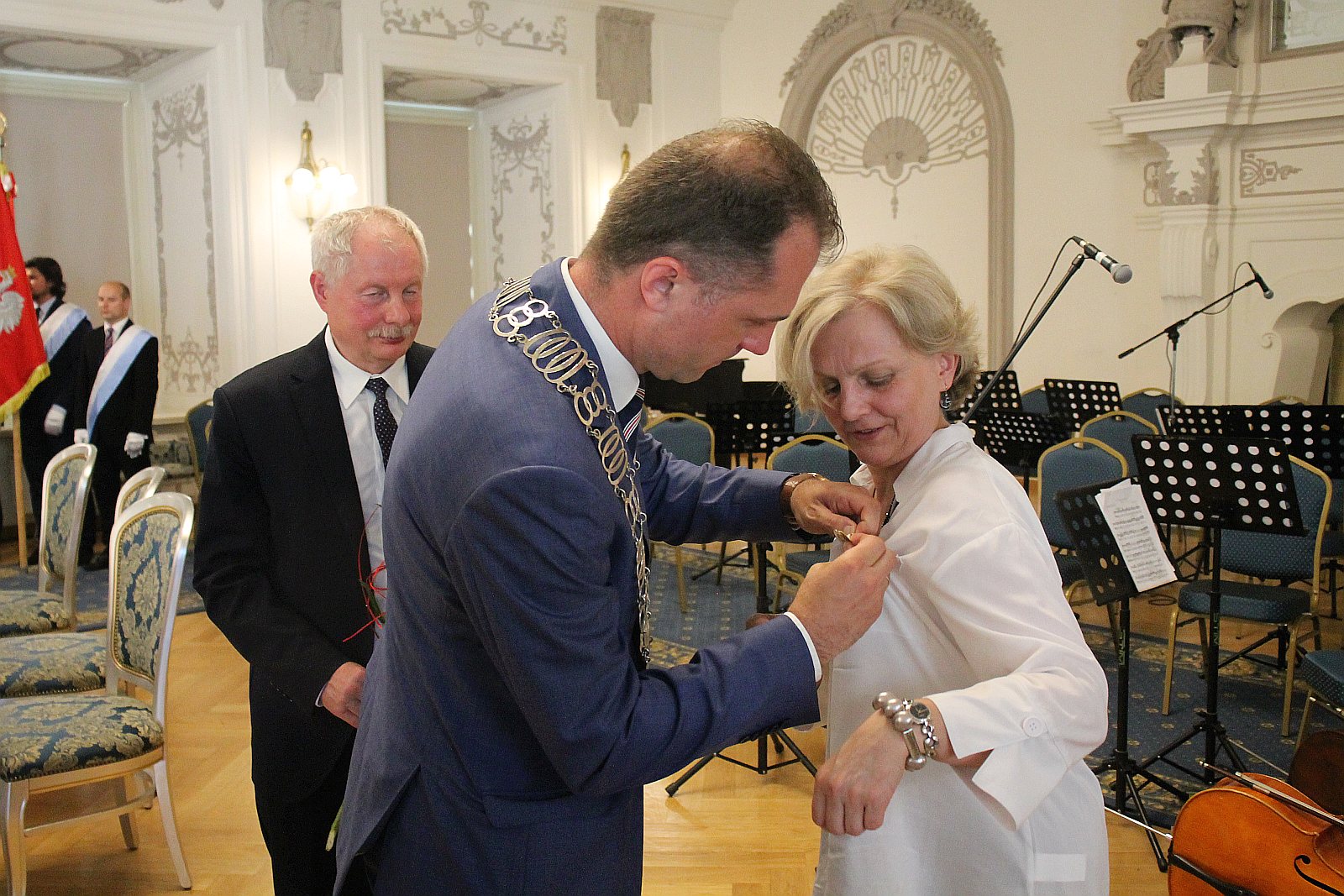 Uroczysta sesja rady miejskiej Legnicy. Nagrody i wyróżnienia