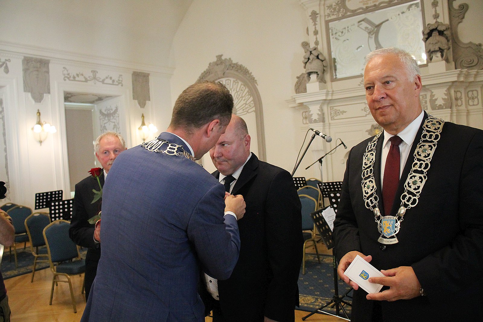 Uroczysta sesja rady miejskiej Legnicy. Nagrody i wyróżnienia