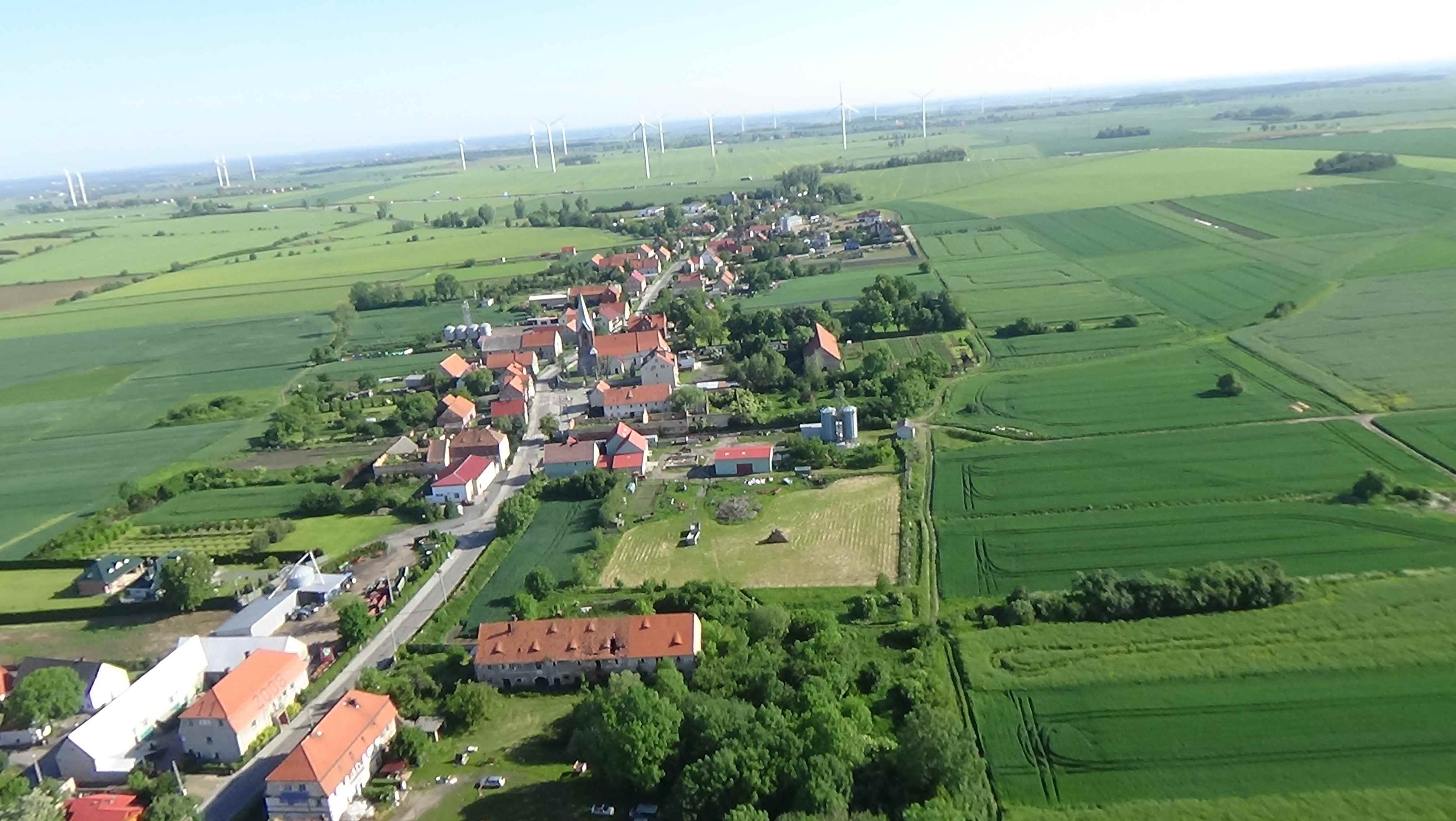 Mikołajowice z lotu ptaka. Zobacz jak wygląda wioska