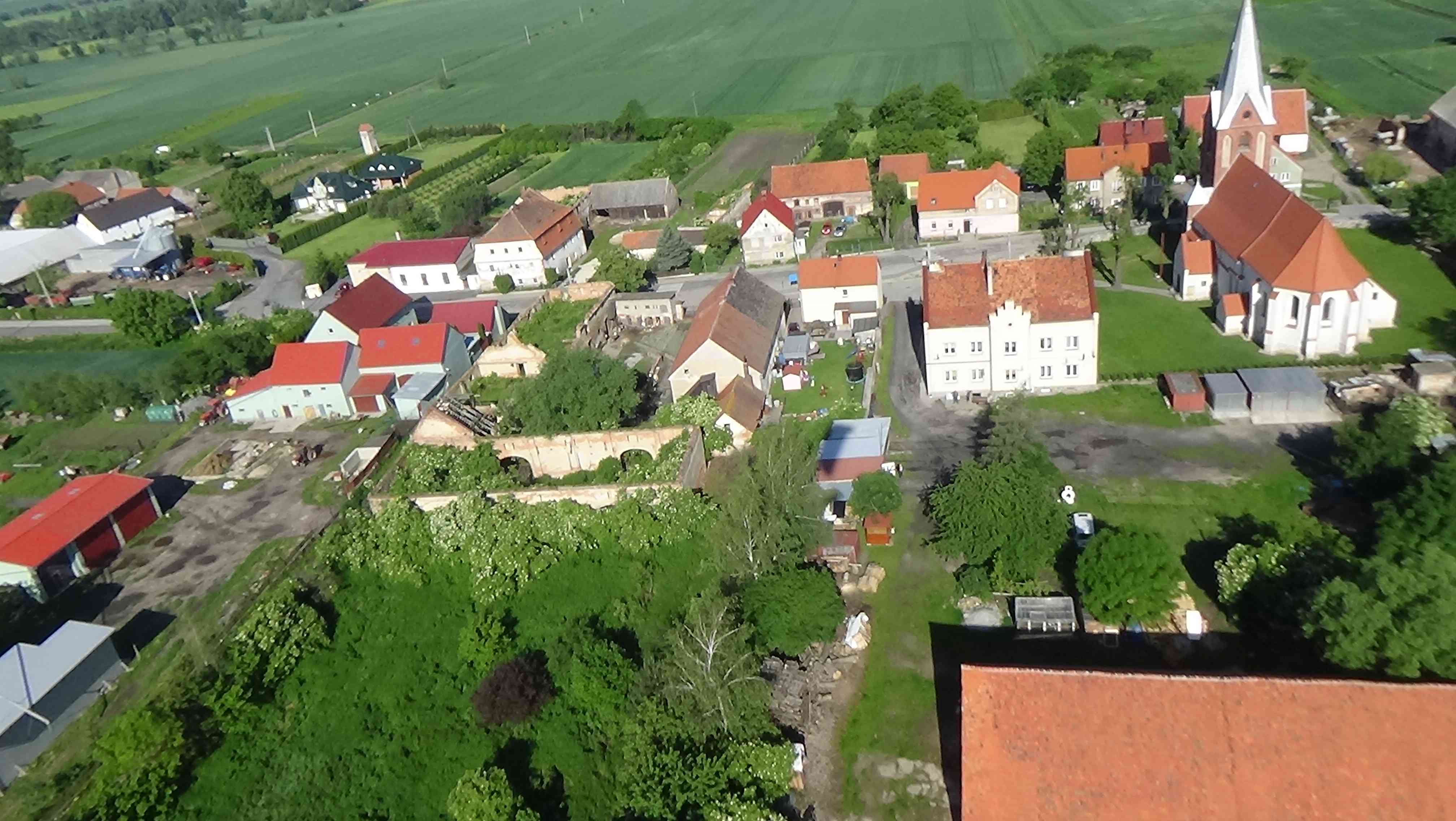 Mikołajowice z lotu ptaka. Zobacz jak wygląda wioska