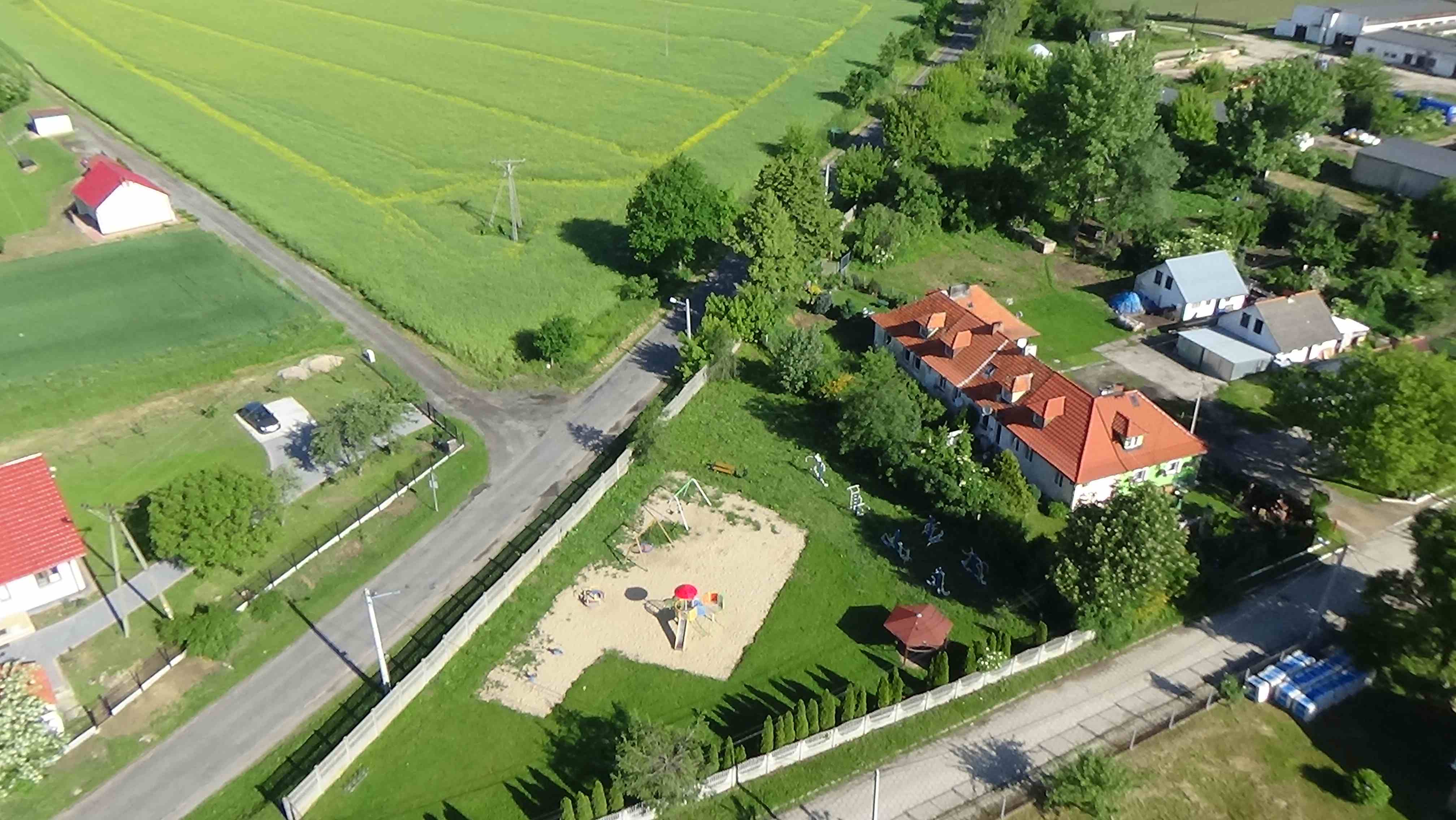 Mikołajowice z lotu ptaka. Zobacz jak wygląda wioska