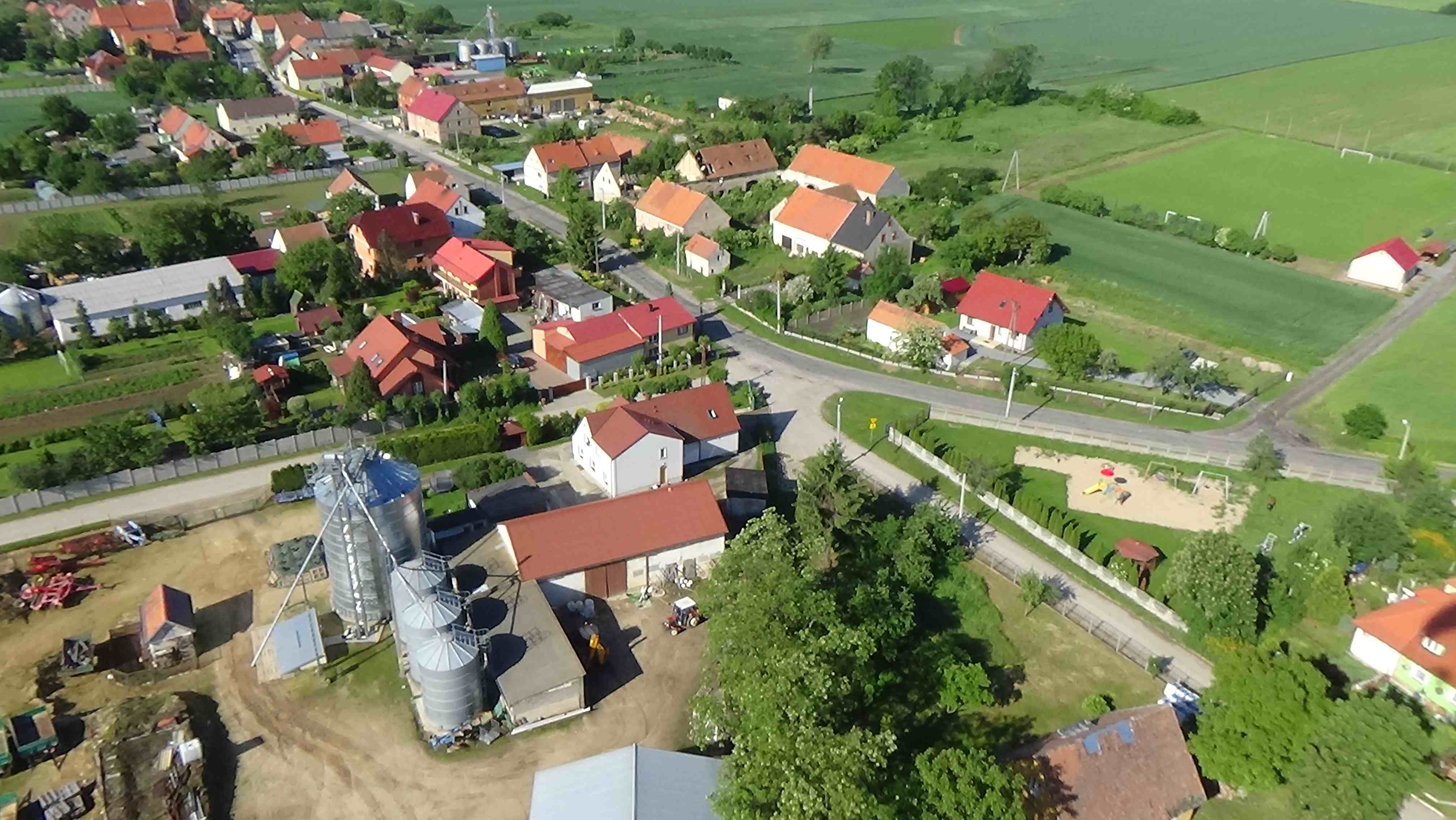 Mikołajowice z lotu ptaka. Zobacz jak wygląda wioska